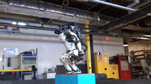 天啦噜！被谷歌卖掉的机器人不仅会跳跃，还会后空翻？！